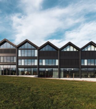 Macardo - An die Churfirsten angelegte Dachkonstruktion