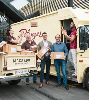 Von links nach rechts: Martina und Andy Bössow (Macardo Swiss Distillery GmbH), Noah Menzi (Webwirkung GmbH), Martin Schenkel (Standortleiter Schönholzer Transport AG, ein Unternehmen der Planzer Transport AG) und Valentin Marklushaj (Zustellbote Planzer Paket)