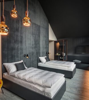 Macardo Premium B&B Dunkles Holz Zimmer