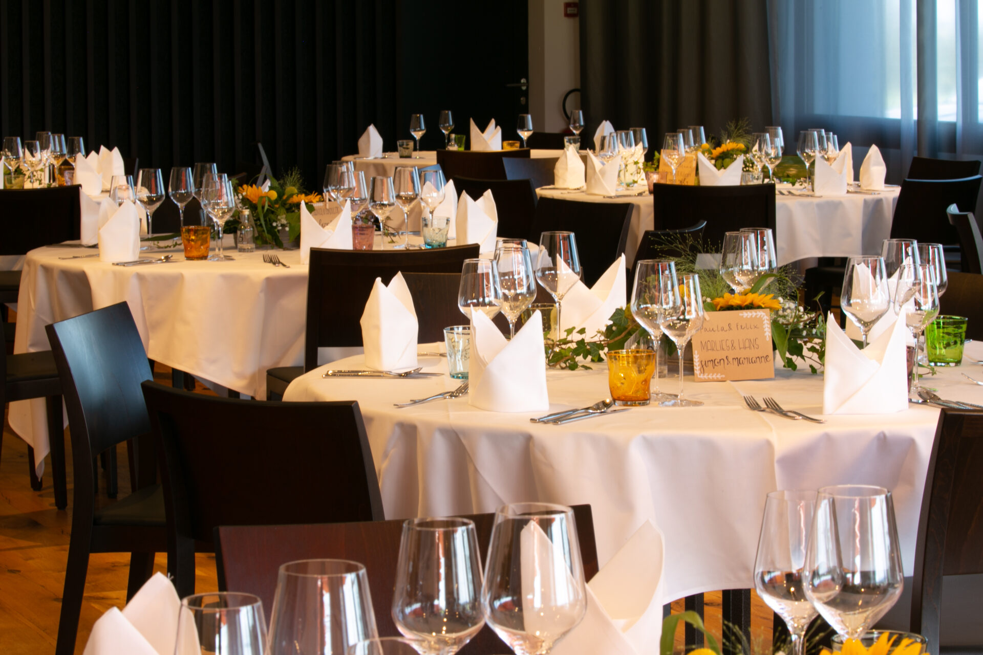 Macardo Event Location Weiss gedeckter Tisch