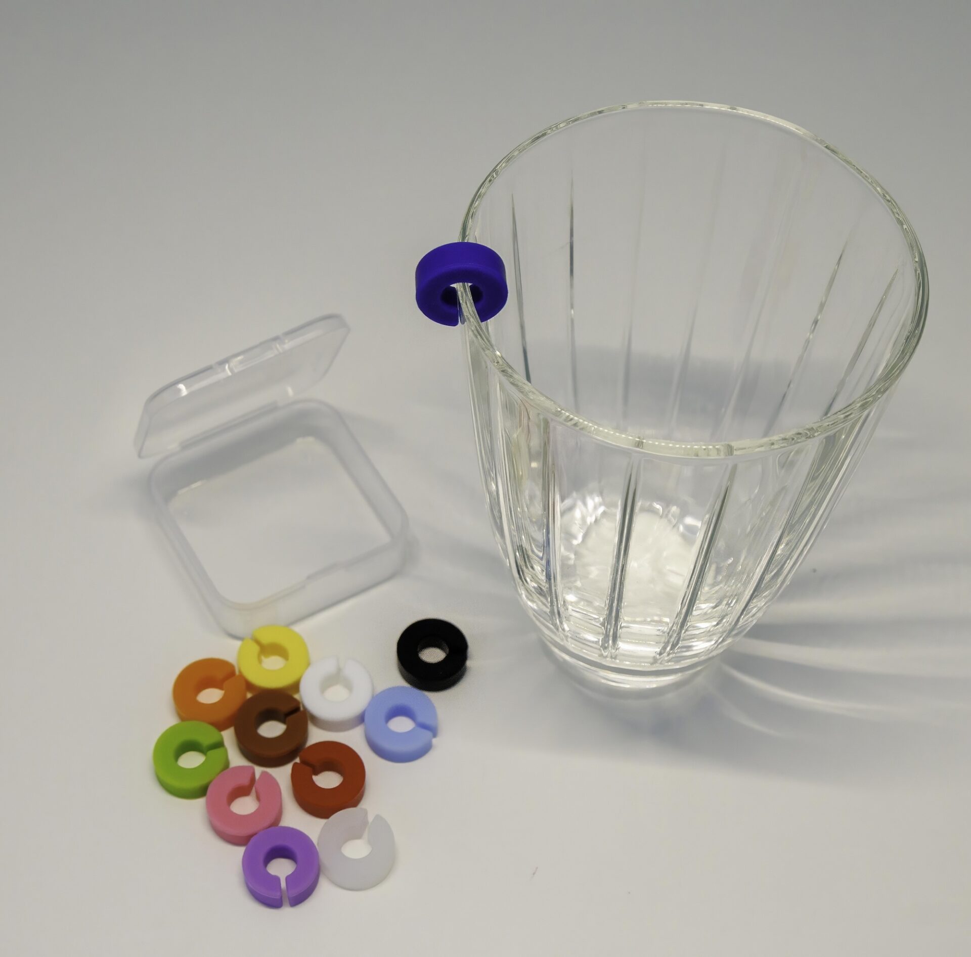 Unsere Farbigen Glasmarker - Die clevere Lösung für jeden Anlass: Mit unserem 12er Set in verschiedenen lebendigen Farben können Sie auf der nächsten Party problemlos jedes Glas zuordnen.