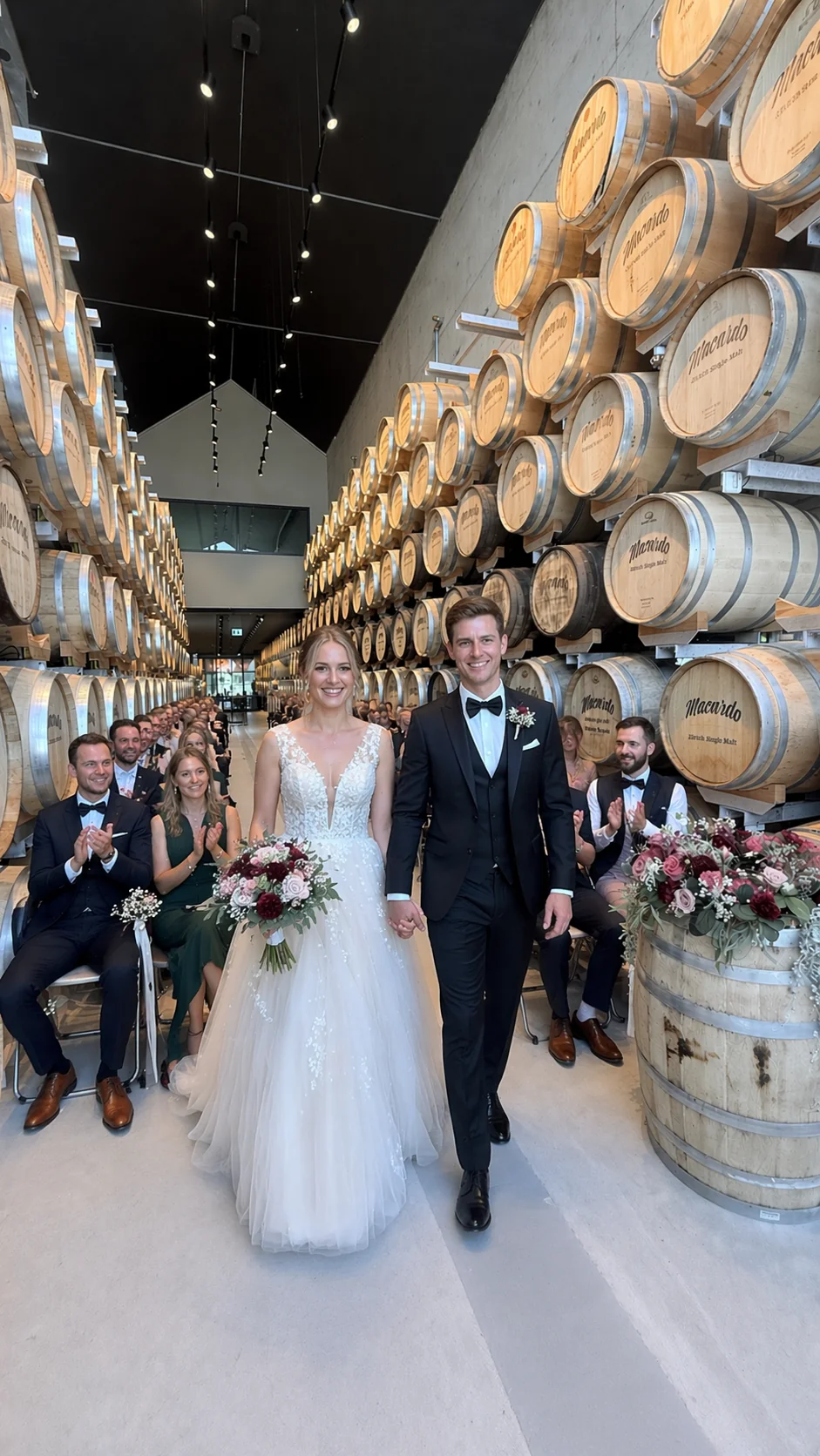 Hochzeit im Fasslager mit Brautpaar im Vordergrund